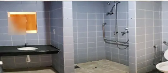 Banheiro hospitalar acessível antes da reforma, com revestimento antigo e piso em contrapiso